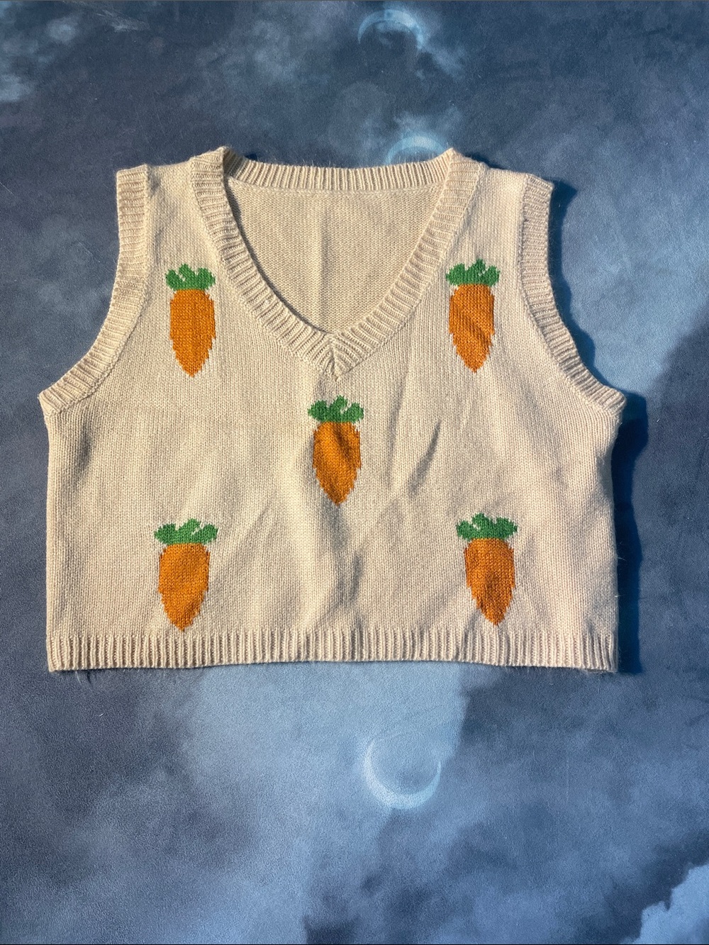 Source Unknown Cream Knit V‑Neck Sweater Vest with Orange & Green Carrot Motif
